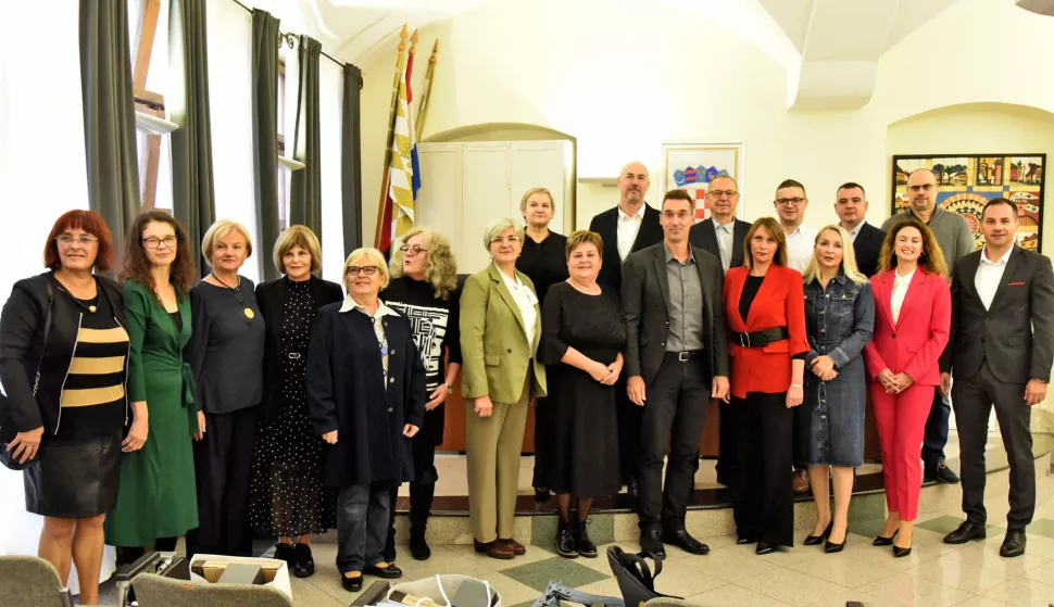 Slavonija...Vinkovci...04.10.2024.Velika vijećnica Grada Vinkovaca; prijem učitelja i ravnatelja vinkovačkih osnovnih škola uoči Svjetskog dana učitelja; Josip Romić pozdravio nazočne i ravnateljima uručio prigodne poklone;foto Gordan Panić