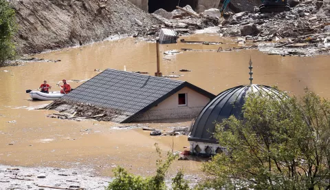 04.10.2024., Jablanica, BiH - Velike poplave zahvatile su dijelove BiH. Najteze je pogodjena Jablanica, gdje je, prema nekim informacijama, poginulo vise od 10 osoba. Situacija na cestama izuzetno je teska. Obustavljen je promet na cestama oko Jablanice, a jedini nacin da se iz Sarajeva stigne do Mostara je preko&nbsp;srednje&nbsp;Bosne. Photo: Armin Durgut/PIXSELL