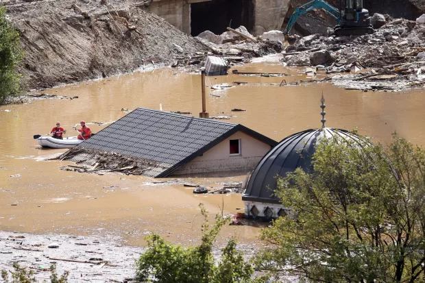 04.10.2024., Jablanica, BiH - Velike poplave zahvatile su dijelove BiH. Najteze je pogodjena Jablanica, gdje je, prema nekim informacijama, poginulo vise od 10 osoba. Situacija na cestama izuzetno je teska. Obustavljen je promet na cestama oko Jablanice, a jedini nacin da se iz Sarajeva stigne do Mostara je preko&nbsp;srednje&nbsp;Bosne. Photo: Armin Durgut/PIXSELL