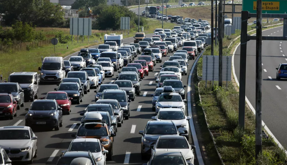 Zagreb, 29.6.2024.- Poja?an je promet na cestama u smjeru mora osobito na autocestama A1 Zagreb-Plo?e-Karamati?i, A2 Zagreb-Macelj, A6 Rijeka-Zagreb, zagreba?koj (A3) i rije?koj (A7) obilaznici te na ulasku u Hrvatsku kod Maclja, izvijestio je u subotu ujutro Hrvatski autoklub (HAK). Na slici go?ve kod naplatne postaje Lu?ko. foto HINA/ Admir BULJUBA?I?/ ua