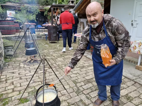 TREĆI MJESEC BARANJSKE KUHINJEZMAJEVAC - OPG ŠANDOR JUHASPILEĆI PAPRIKAŠ S TRGANCIMALISTOPAD 2024.