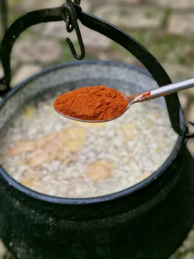 TREĆI MJESEC BARANJSKE KUHINJEZMAJEVAC - OPG &Scaron;ANDOR JUHASPILEĆI PAPRIKA&Scaron; S TRGANCIMALISTOPAD 2024.