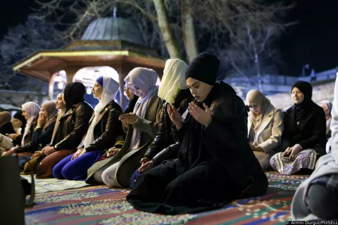 10.03.2024., Sarajevo, Bosna i Hercegovina - Muslimani su u Gazi Husrev-begovoj dzamiji klanjali prvi Teravih-namaz ovog ramazana. Photo: Armin Durgut/PIXSELL