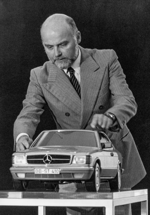 Bruno Sacco, Mercedes-Benz Chefdesigner von 1975 bis 1999. Aufnahme mit einem Modell des S-Klasse Coupés der Baureihe 126. (Fotosignatur der Mercedes-Benz Classic Archive: C32704) Bruno Sacco, Chief Designer of Mercedes-Benz from 1975 to 1999. Photo with a model of the S-Class Coupé of model series 126. (Photo signature of the Mercedes-Benz Classic Archives: C32704) 