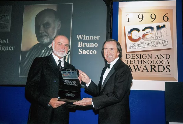 Bruno Sacco, Mercedes-Benz Chefdesigner von 1975 bis 1999. Auszeichnung mit dem Preis "Best Designer" der Zeitschrift "Car", &uuml;berreicht vom dreifachen Formel-1-Weltmeister Jackie Stewart im Jahr 1996. (Fotosignatur der Mercedes-Benz Classic Archive: A96F5333) Bruno Sacco, Chief Designer of Mercedes-Benz from 1975 to 1999, awarded with the "Best Designer" award of the magazine "Car", presented by three-time Formula 1 world champion Jackie Stewart in 1996. (Photo signature of the Mercedes-Benz Classic Archives: A96F5333) 
