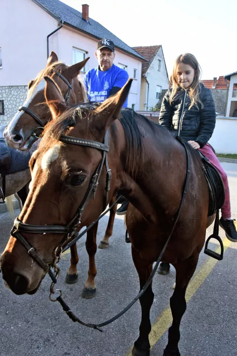 Slavonija...Nuštar...06.10.2024.Konjički klub "Satir" iz Vinkovaca organizirao 16. Konjički maraton "Kukuruzni put" Vukovar – Nuštar 2024. "Povodom 33 godina obrane Vukovara i 33 godina Dana obrane i Dana Općine Nuštar, a na sjećanje i zahvalu na sve poginule hrvatske branitelje i branitelje koji su bili sudionici obrane Grada Vukovara i Općine Nuštar kao i sudionici "Kukuruznog puta – puta spasa" kojim se dopremala humanitarna i vojna pomoć kao i izvlačili ranjenici; u centru Nuštra kod spomenika branireljima položeni vijenci;foto Gordan Panić