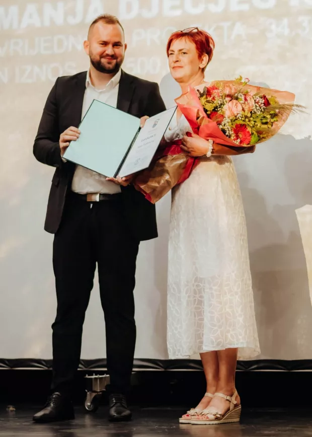Zahvalnica udomiteljici Janji Iva&scaron;tinovićfoto: Grad Županja