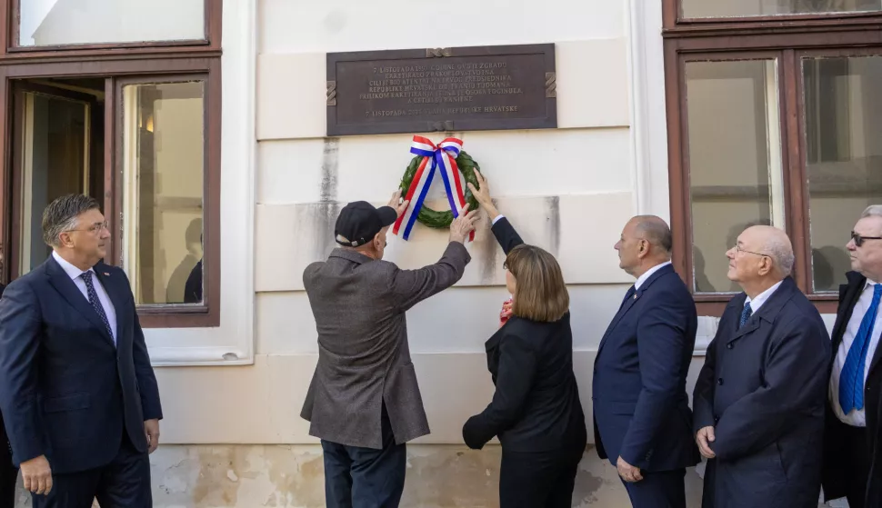 Zagreb, 7.10.2024 - Predsjednik Vlade Andrej Plenković sudjelovao je na polaganju lovorovog vijenca na spomen-ploču na zgradi Vlade Republike Hrvatske u povodu 33. obljetnice raketiranja Banskih dvora. Na slici Andrej Plenković, Franjo Gregurić, Zdravka Bušić, Tomo Medved, Mate Granić i Vladimir Šeks.Foto Hina/ Dario GRZELJ/ dag