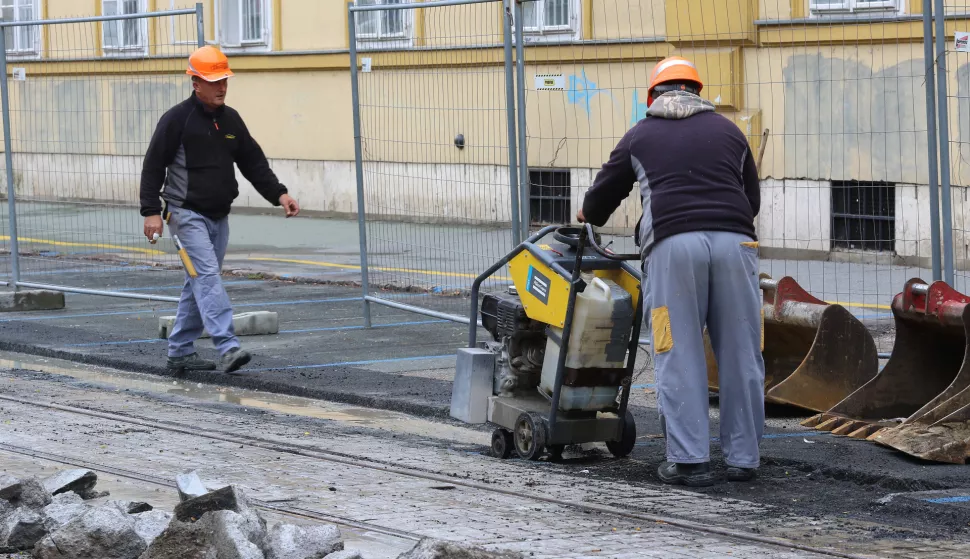 Osijek, 04. 10. 2024, Ponovni radovi na već završenim radovima na rekostrukciji tramvajske pruge u Županiskoj ulici na diielju od Trga Ivana Pavla II. do ulice Hrvatske republike.Ispravljanje grešek kod odvodnje oborinskih voda.snimio GOJKO MITIĆ