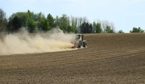 suša polje poljoprivreda traktor njiva