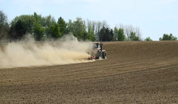 su&scaron;a polje poljoprivreda traktor njiva