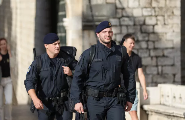 Dubrovnik, 09.10.2024 - Predsjednik Vlade Republike Hrvatske Andrej Plenković i predsjednik Ukrajine Volodimir Zelenski domaćini su 3. sastanka na vrhu Ukrajina &ndash; Jugoistočna Europa, u Hotelu Excelsior u Dubrovniku. Na slici pripadnici osiguranja.foto HINA/ Damir SENČAR/ ds