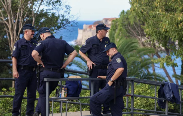 Dubrovnik, 09.10.2024 - Predsjednik Vlade Republike Hrvatske Andrej Plenković i predsjednik Ukrajine Volodimir Zelenski domaćini su 3. sastanka na vrhu Ukrajina &ndash; Jugoistočna Europa, u Hotelu Excelsior u Dubrovniku. Na slici priapdnici policije i grad Dubrovnik.foto HINA/ Damir SENČAR/ ds