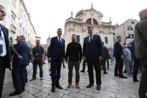 Dubrovnik, 09.10.2024 - Predsjednik Vlade Andrej Plenković i predsjednik Ukrajine Volodimir Zelenski prošetali su Starim gradom i obišli Spomen sobu dubrovačkim braniteljima u Palači Sponza. Na fotografiji Mato Franković, Andrej Plenković, Volodimir Zelenski. foto HINA/ Damir SENČAR/ ds