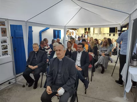 Centar za prihvat beskućnika Osijek obilježio 25 godina rada na Svjetski dan beskućnika. Ravnatelj Centra vlč Drago Tukara, mons Đuro Hranić, nadbiskup đakovačko-osječki, Romana Kovačević, pročelnica Upravnog odjela za socijalnu za&scaron;titu, umirovljenike i zdravstvo Grada Osijeka