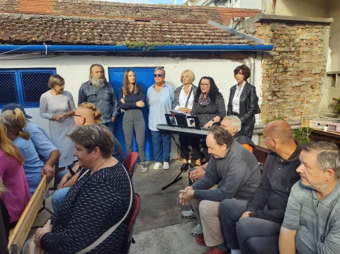 Centar za prihvat beskućnika Osijek obilježio 25 godina rada na Svjetski dan beskućnika. Ravnatelj Centra vlč Drago Tukara, mons Đuro Hranić, nadbiskup đakovačko-osječki, Romana Kovačević, pročelnica Upravnog odjela za socijalnu za&scaron;titu, umirovljenike i zdravstvo Grada Osijeka
