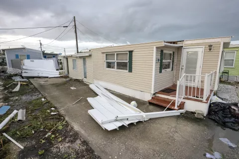 epa11652515 Damaged houses after Hurricane Milton swept through Bradenton, Florida, USA, 10 October 2024. According to the National Hurricane Center, Hurricane Milton made landfall on the west coast of Florida on Wednesday evening as a category 3 storm bringing significant weather impacts with heavy rains, flooding and tornadoes across the state. EPA/CRISTOBAL HERRERA-ULASHKEVICH