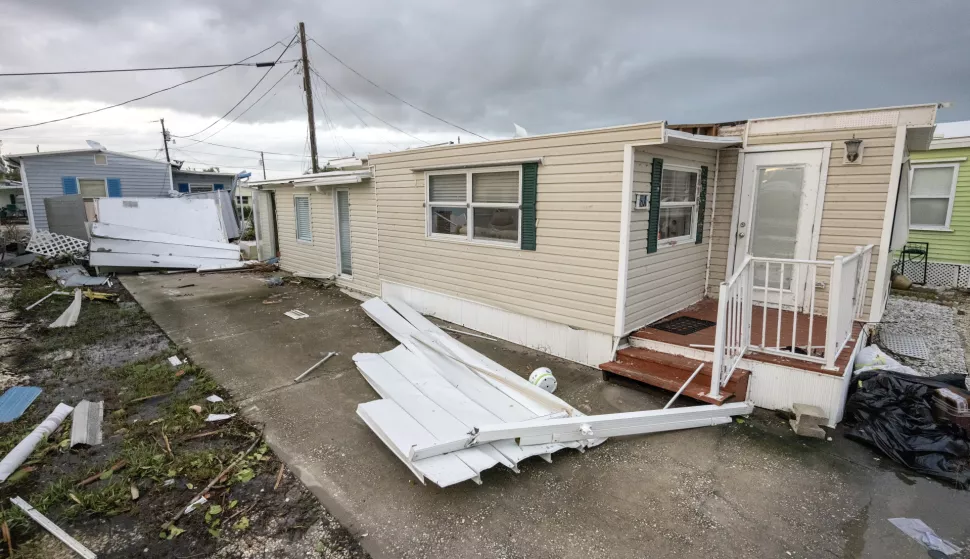 epa11652515 Damaged houses after Hurricane Milton swept through Bradenton, Florida, USA, 10 October 2024. According to the National Hurricane Center, Hurricane Milton made landfall on the west coast of Florida on Wednesday evening as a category 3 storm bringing significant weather impacts with heavy rains, flooding and tornadoes across the state. EPA/CRISTOBAL HERRERA-ULASHKEVICH