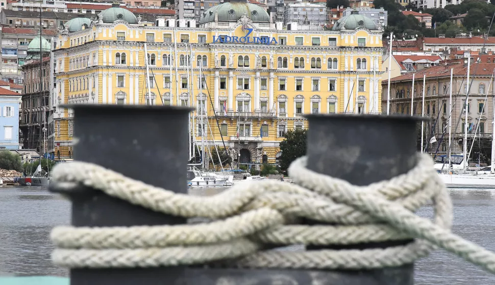 RIJEKA,08. 10.2024. RIJEKAPALACA JADRAN ADRIA UPRVNA ZGRADA JADROLINIJA ZAPETLJAN CVOR PROBLEMA....SNIMIO SERGEJ DRECHSLER