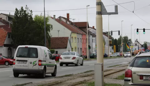 OSIJEK, 26. 05. 2015, STROSSMAYEROVA ULICA OKO BROJA 240 I 325, SJEVERNI I JUŽNI KOLNIČKI TRAK. POSTOLJA ZA BUDUĆE POLICISKE KAMERE (RADARE) ZA NADZOR POROMETA. POLICIJA, KAMERA, RADAR...snimio GOJKO MITIĆ