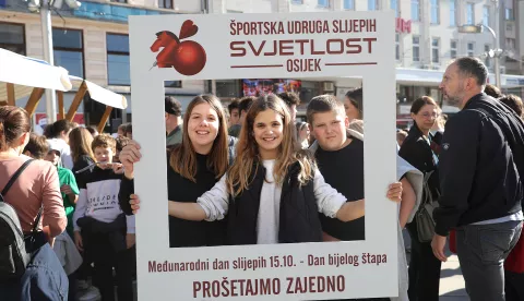 Osijek, 15. 10. 2024., Trg A. Starčevića, Međunarodni dan slijepih, Dan bijelog &scaron;tapa, obilježavanje, pro&scaron;etajmo zajedno, učenici, djecaSNIMIO BRUNO JOBST