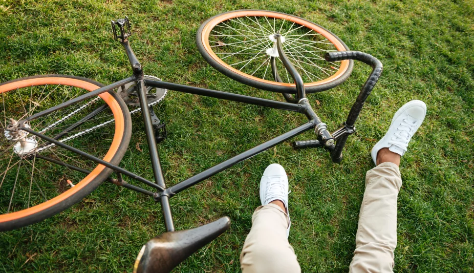 Cropped picture of handsome young african man early morning with bicycle outdoors.bicikl biciklist pijan pad pao ozlijedafreepik ilustracija