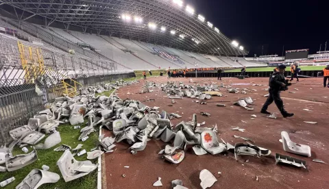 03.04.2024., stadion Poljud, Split - SuperSport Hrvatski nogometni kup, polufinale, HNK Hajduk - GNK Dinamo. Nakon zavrsetka utakmice upadom Torcide na teren nastali su neredi i sukob s policijom koja je kasnije ispraznila cijeli stadion. Photo: Ivo Cagalj/PIXSELL