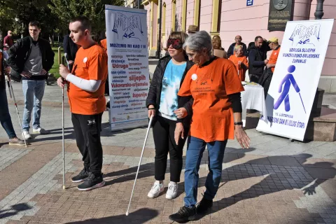 Slavonija...Vinkovci...15.10.2024.pješačka zona u središtu grada; Obilježen Međunarodni dan bijelog štapa u organizaciji Udruge slijepih Vukovarsko-srijemske županije;foto Gordan Panić