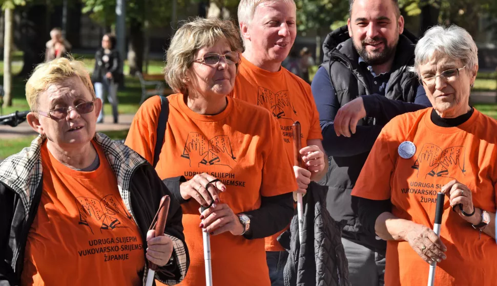 Slavonija...Vinkovci...15.10.2024.pješačka zona u središtu grada; Obilježen Međunarodni dan bijelog štapa u organizaciji Udruge slijepih Vukovarsko-srijemske županije;foto Gordan Panić