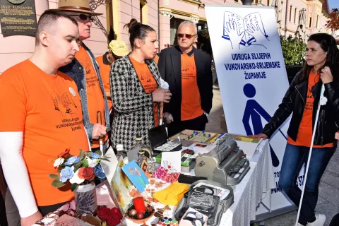 Slavonija...Vinkovci...15.10.2024.pješačka zona u središtu grada; Obilježen Međunarodni dan bijelog štapa u organizaciji Udruge slijepih Vukovarsko-srijemske županije;foto Gordan Panić