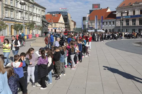 Osijek, 15. 10. 2024., Trg A. Starčevića, Međunarodni dan slijepih, Dan bijelog štapa, obilježavanje, prošetajmo zajedno, učenici, djeca, povorka djece i učenikaSNIMIO BRUNO JOBST