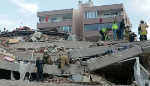 epa08786511 Rescue workers and people search for survivors at a collapsed building after a 7.0 magnitude earthquake in the Aegean Sea in Izmir, Turkey, 30 October 2020. According to Turkish media reports, at least six people died while hundreds were injured and dozens of buildings were destroyed in the earthquake. EPA/STRINGER