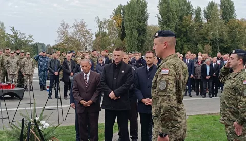 Gradonačelnik Vukovara Ivan Penava sudjelovao je u obilježavanju 33. godišnjice pogibije general-bojnika Blage Zadre i pukovnika Alfreda Hilla. Program obilježavanja počeo je polaganjem vijenaca na njihov grob na Memorijalnom groblju žrtava iz Domovinskog rata. Na fotografiji Ivan Penava. foto HINA/ Željko DRAŽENOVIĆ/ tm