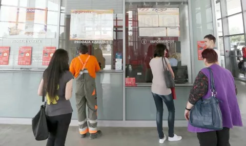 snimio Davor KIBEL,Osijek, 30.06.2015. autobusni kolodvor, odlazak putnika, torbe, autobus, putnici s leđa