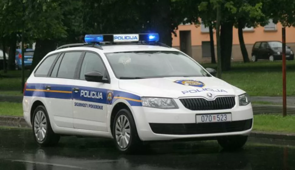 OSIJEK, 14. 05. 2014, GUNDULIĆEVA ULICA KOD TRGOVAČKE KOLE OKO 14 I 30. PROMETNA NESREĆA TRI OSOBNA VOZILA, LANČANI SUDAR. POLICIJA, HITNA, GUVA ...snimio GOJKO MITIĆ