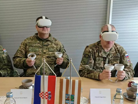 VINKOVCI - polaznici Ratne škole "Ban Josip Jelačić" su se uz pomoć VR naočala virtualno prošetali najistočnijom županijom te upznali sve njezine ljepote.17. LISTOPADA 2024.