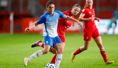 ENSCHEDE, Stadium De Grolsch Veste, 26-09-2024, season 2024/2025, UEFA Women Champions League Qualification. during the match Twente - Osijek (women), ZNK Osijek player Maja Joscak FC Twente player Sophie te Brake (Photo by Pro Shots/Sipa USA) Photo: Pro Shots Photo Agency/SIPA USA