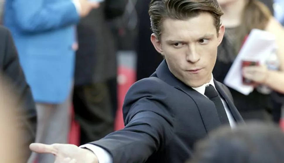 epa06055277 British actor and cast member Tom Holland strikes a Spider-Man pose as he arrives for the movie premiere of 'Spider-Man: Homecoming' at the TCL Chinese Theatre in Hollywood, California, USA, 28 June 2017. The movie will open in US theaters on 07 July 2017. EPA/MIKE NELSON------MOZAIK, 2 stupca