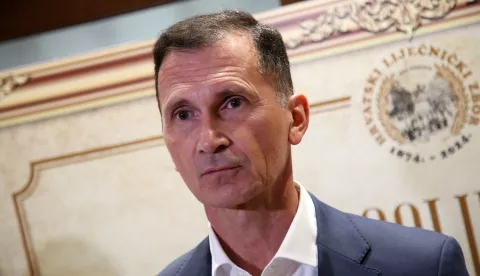 Zagreb, 24.09.2024 - Predstavljanje knjige "Pharmacogenomics in Clinical Practice". Knjiga predstavlja najnovije spoznaje u području farmakogenomike, detaljno istražujući kako genetski faktori utječu na individualne odgovore kod terapije lijekovima. Knjigu su predstavili Dragan Primorac, Wolfgang H&ouml;ppner, Lidija Bach-Rojecky i Elizabeta Topić. Na fotografiji Dragan Primorac.foto HINA/ Denis CERIĆ /dc