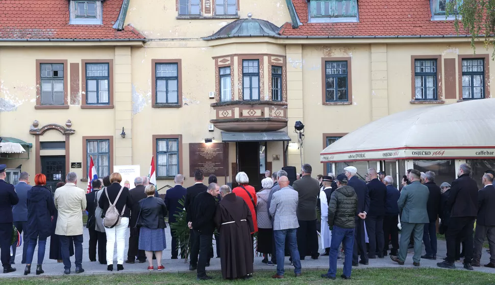 Osijek, 23. 10. 2024., Mačkamama, Mađarska revolucija, sjećanje, polaganje vijenacaSNIMIO BRUNO JOBST