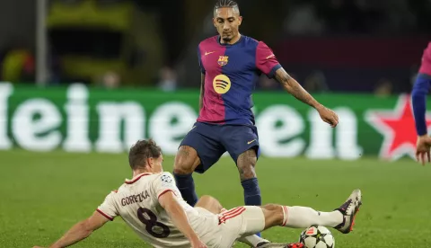 epa11678655 Barcelona's Raphinha (rear) in action against Bayern's Leon Goretzka during the UEFA Champions League soccer match between FC Barcelona and Bayern Munich, in Barcelona, Spain, 23 August 2024. EPA/Alejandro Garcia