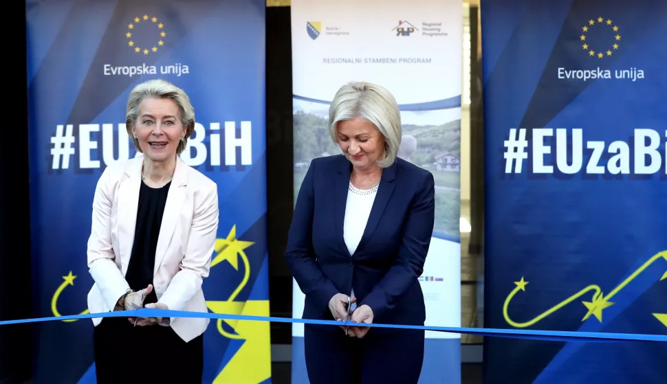 epa10952590 European Commission President Ursula von der Leyen (L) and the Chairperson of the Council of Ministers of Bosnia and Herzegovina Borjana Kristo cut the ribbon in front of the newly constructed building during the ceremony marking the handover of new apartments for 27 families who are beneficiaries of the Regional Housing Program (RHP), in Vogooca, a suburb of Sarajevo, Bosnia and Herzegovina, 01 November 2023. The Regional Housing Program is mostly financed by the European Union. EPA/FEHIM DEMIR