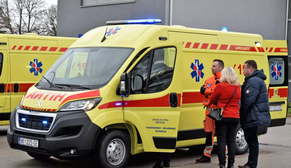 slavonija...vinkovci...03.01.2024.zavod za hitnu medicinu vsz; urucena tri nova vozila nabavljena za zavod decentrliziranim sredstvima vukovarsko-srijemske zupanije; foto Gordan Panić