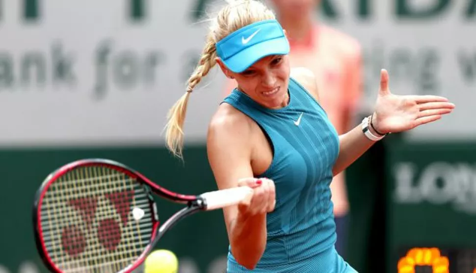 epa06775584 Donna Vekic of Croatia plays Maria Sharapova of Russia during their womenâ€™s second round match during the French Open tennis tournament at Roland Garros in Paris, France, 31 May 2018. EPA/IAN LANGSDON------2X COLOR - SPORT