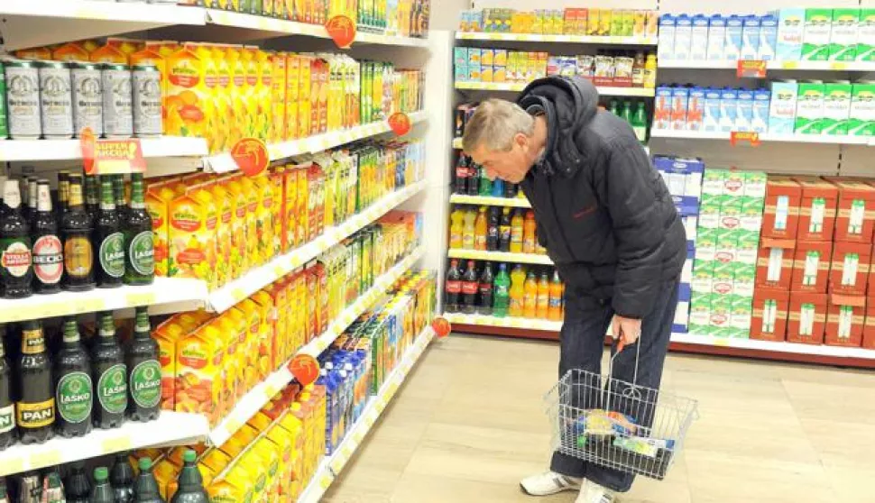 RIJEKA, 14.01.2012. RIJEKAROBNA KUĆA KORZO OTVOREN NOVI MARKET TOMMYILUSTRACIJA: PREHRANA, TRGOVINA, PRODAVAČICA, STANDARD, KUPAC, KUPCI, POTROAČKA KOARICA, CIJENE, HRANA, POTRONJA, PDV, MALOPRODAJA... SOK SOKOVI BEZALKOHOLNA PIĆA SNIMIO SERGEJ DRECHSLER