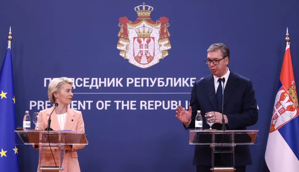 epa11682720 European Commission President Ursula von der Leyen (L) and Serbian President Aleksandar Vucic (R) hold a press conference following their meeting, in Belgrade, Serbia, 25 October 2024. Ursula von der Leyen is on an official visit to Serbia as part of her trip to Western Balkans to discuss Western Balkan countries' progress on the EU path. EPA/ANDREJ CUKIC