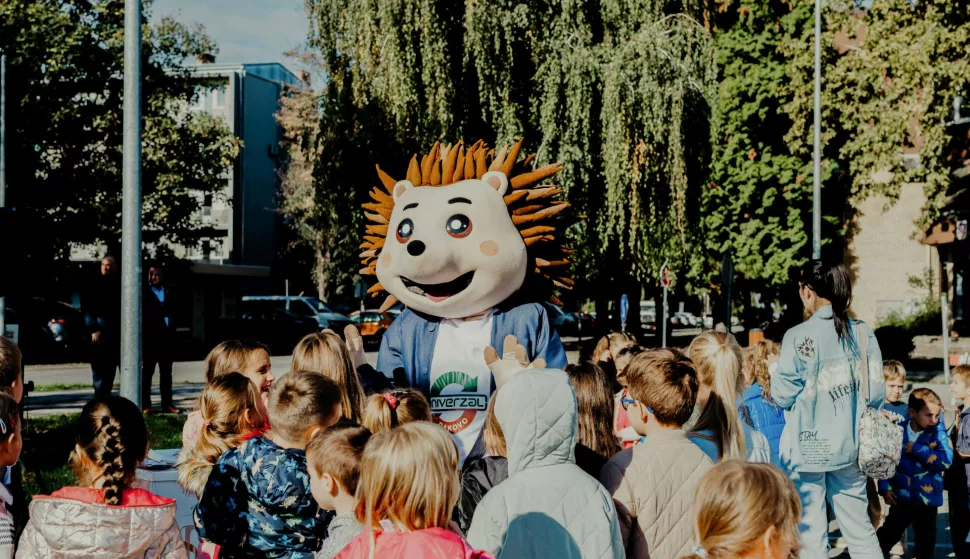 ĐAKOVOĐakovački komunalac Univerzal izdao je edukativnu slikovnicu pod nazivom "O okolišu ne dvoji, otpad odvoji!", koja će, vjeruju u tom gradskom trgovačkom društvu, zanimljivom ekopričom prilagođenom nižem školskom uzrastu dodatno potaknuti najmlađe na razvrstavanje kućnog otpada.maskota - ježić Unilistopad 2024.