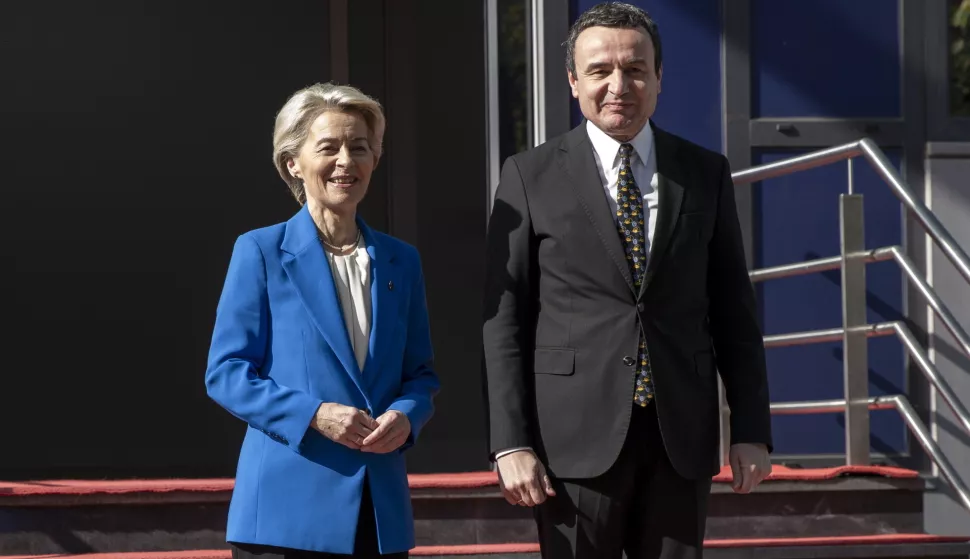 epa11684538 Kosovo's Prime Minister Albin Kurti (R) welcomes European Commission President Ursula von der Leyen (L) ahead of their meeting in Pristina, Kosovo, 26 October 2024. Ursula von der Leyen is on an official visit to Kosovo as part of her trip to Western Balkans to discuss Western Balkan countries' progress on the EU path. EPA/VISAR KRYEZIU