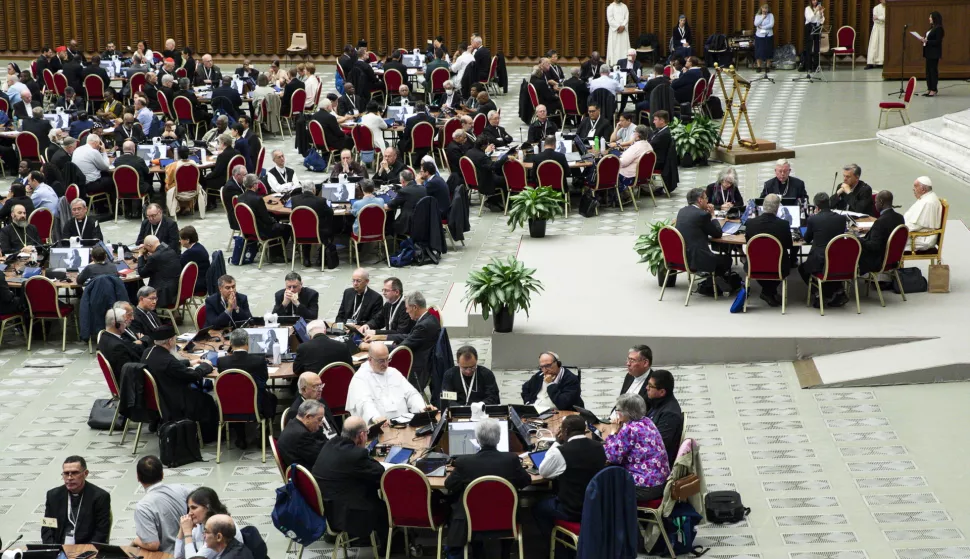 epa11663803 Pope Francis presides over the prayer of the XVI Ordinary General Assembly of the Synod of Bishops in the Paul VI Hall, at the Vatican City, 17 October 2024. EPA/ANGELO CARCONI