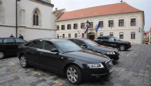 z1411j29Zagreb, 14.11.2013. (novosti)- Markov trg - Sluzbeni automobili (vozila, vozni park), u pozadini Banski dvori, Vlada RH- Foto Darko JELINEK